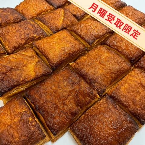 �y���j������z